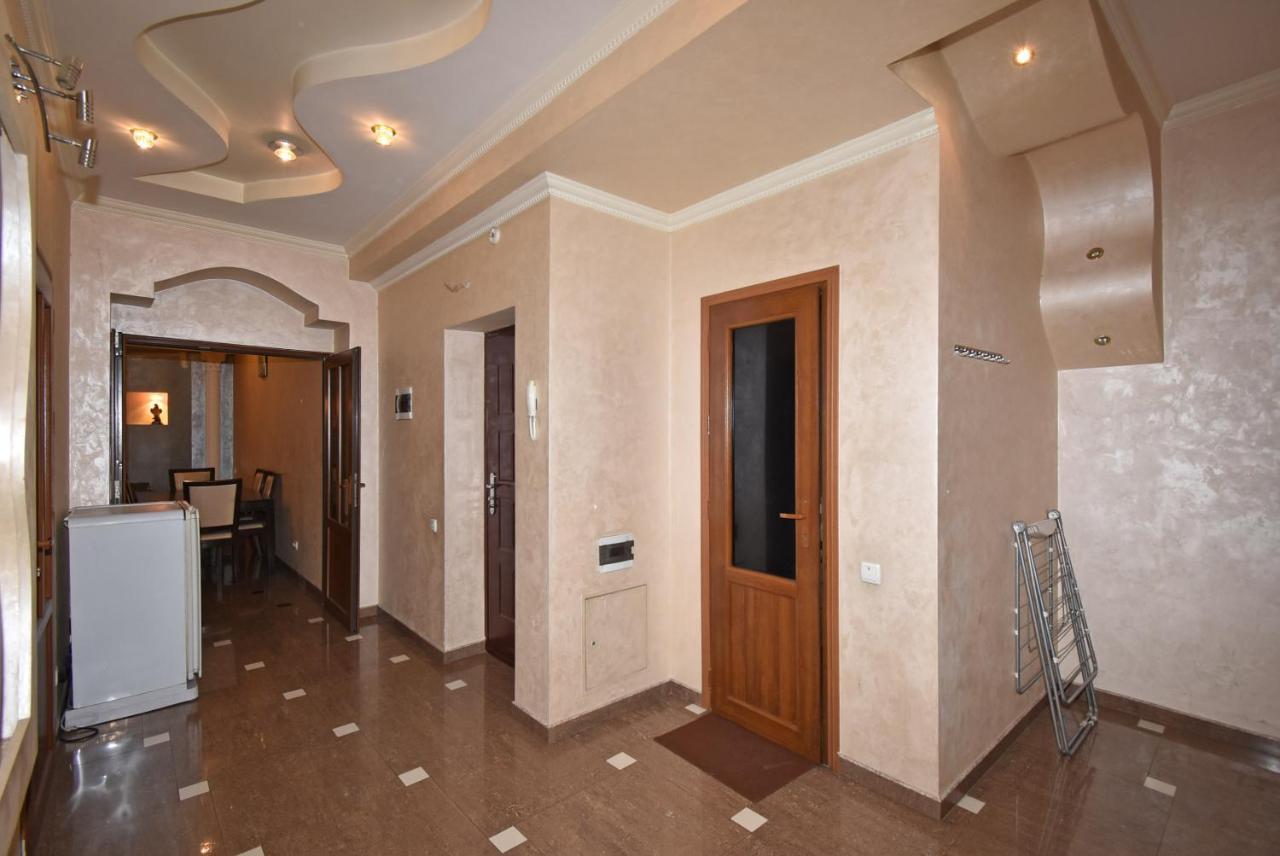 Armenak Apartment 5-Комнатная Ereván Exterior foto