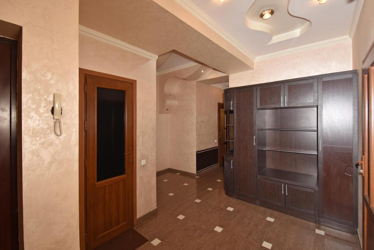Armenak Apartment 5-Комнатная Ereván Exterior foto