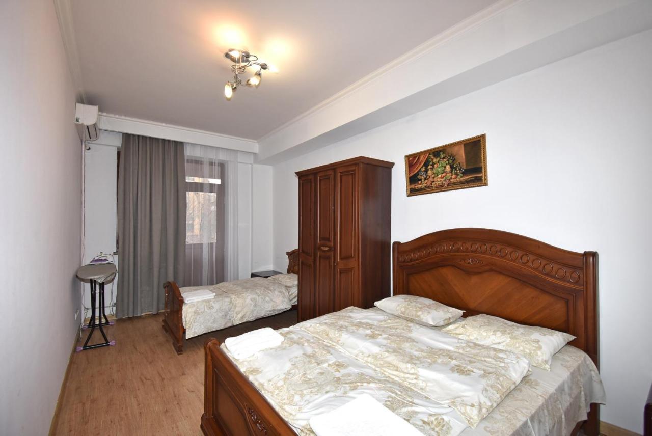 Armenak Apartment 5-Комнатная Ereván Exterior foto